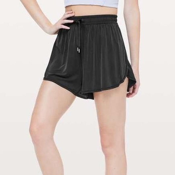 Lululemon Black Principle Dancer Flowy Draw String Women's Shorts Size 6 - Picture 4 of 4